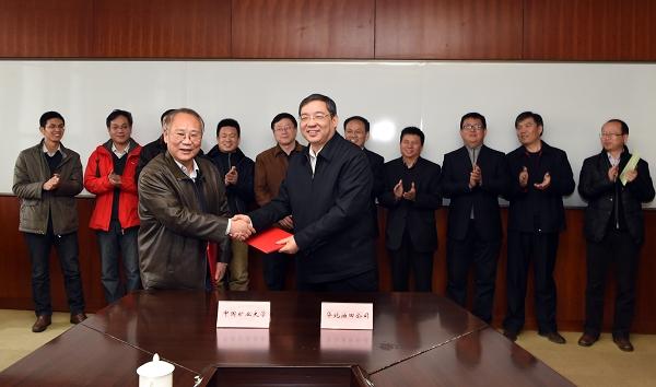 学校与中国石油华北油田公司签署战略合作协议1.jpg
